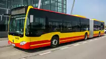 Ein Mercedes Benz O530G C2 von Miejskie Przedsiêbiorstwo Komunikacyjne mit der Wagennummer 8402 am Flughafen von Wrocław. | Mai 2018