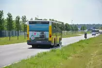 Am 04.06.2016 fährt B-EX 8133 für die ILA auf der Shuttle-Linie R zwischen ILA Gelände und U-Bahnhof Rudow. Aufgenommen wurde ein Mercedes Benz Citaro I.
