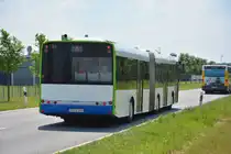Am 04.06.2016 fährt P-AV 195 für die ILA auf der Shuttle-Linie P3 zwischen ILA Gelände und Parkplatz P3. Aufgenommen wurde ein Solaris Urbino 18 der BVSG (Betriebshof Potsdam).
