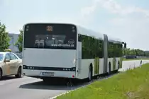 Am 04.06.2016 fährt TF-VG 96 für die ILA auf der Shuttle-Linie S zwischen ILA Gelände und Bahnhof Schönefeld. Aufgenommen wurde ein Solaris Urbino 18 der VTF.