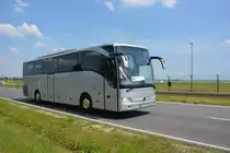 Am 04.06.2016 fährt B-MB 9881 auf der ILA-Shuttle Linie S zwischen dem ILA-Gelände und Bahnhof Schönefeld. Aufgenommen wurde ein Mercedes Benz Tourismo.