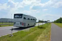 Am 04.06.2016 fährt B-MB 9881 auf der ILA-Shuttle Linie S zwischen dem ILA-Gelände und Bahnhof Schönefeld. Aufgenommen wurde ein Mercedes Benz Tourismo.