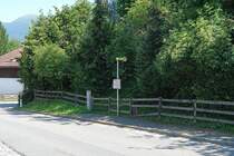 Haltestelle Mutters Birchfeld/Sportplatz. Aufgenommen 16.6.2018.