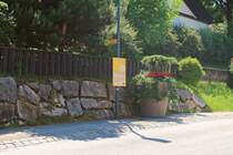 Haltestelle Mutters Dorfstraße (mit Blumenkübel). Aufgenommen 16.6.2018.