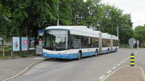 VBZ Trolleybus Nr. 76 (Hess, LighTram3, 2008) am 5. Juli 2018 in der neuen Endhaltestelle der Linie 31, Kienastenwies. Um eine längere Baustelle ohne Fahrleitung zu passieren, wurden die Stromabnehmer bereits abgesenkt. Als Fahrgast merkt man keinen Unterschied zwischen Batterie- oder Fahrleitungsantrieb.