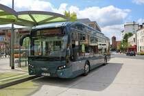 Ein VDL Citea SLF-120 Elektrobus wird gerade in Hanau von der HSB getestet. Hier dieser Bus am 12.07.18 in Hanau Freiheitsplatz 