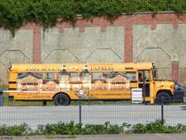 Chevrolet von Insel Rügen Express im Stadthafen Sassnitz am 11.06.2017