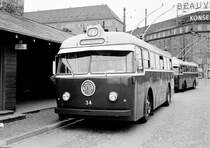 København / Kopenhagen Nordsjællands Elektricitets- og Sporvejs Aktieselskab (NESA) Trolleybuslinie 27 (Leyland / BUT / Smith, Mygind & Hüttemeier Trolleybus 34 (Bj. 1953)) København Ø, Østerbro, Hans Knudsens Plads im Juli 1967. - Scan eines S/W-Negativs. Film: Ilford HP4. Kamera: Konica EE-Matic.