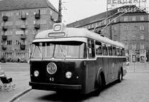 København / Kopenhagen Nordsjællands Elektricitets- og Sporvejs Aktieselskab (NESA) Einlagetrolleybus (Leyland / BUT / Smith, Mygind & Hüttemeier Trolleybus 40 (Bj. 1953)) København Ø, Østerbro, Hans Knudsens Plads im Juli 1967. - Scan eines S/W-Negativs. Film: Ilford HP4. Kamera: Konica EE-Matic.