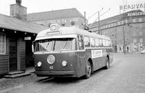 København / Kopenhagen Nordsjællands Elektricitets- og Sporvejs Aktieselskab (NESA) Trolleybuslinie 27 (Leyland / BUT / Smith, Mygind & Hüttemeier Trolleybus 42 (Bj. 1953) København Ø, Østerbro, Hans Knudsens Plads im Oktober 1967. - Scan eines S/W-Negativs. Film: Ilford FP3. Kamera: Konica EE-Matic.