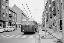 Charlottenlund Nordsjællands Elekticitets- og Sporvejs Aktieselskab (NESA) Trollebuslinie 26 (Leyland / BUT / Smith, Mygind & Hüttemeier Trolleybus 37 (Bj. 1953)) Rådhusvej im Oktober 1967. - Scan eines S/W-Negativs. Film: Ilford FP3. Kamera: Konica EE-Matic.