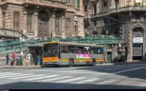 AMT Genova Bredabus 2001 Nr. 4353 am 2. Juli 2018 an der Haltestelle Zecca, wo auf das Funicolare Zecca - Righi umgestiegen werden kann.