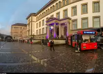 Mercedes-Benz O 405 N (ex VBL 557) am 6. Juli 2018 als Frackmobil der Abschlussklasse VS15a des Studiengangs Verkehrssysteme an der ZHAW an der Nacht der Technik auf dem Vorplatz des Technikums Winterthur während einem kurzen Regenschauer.