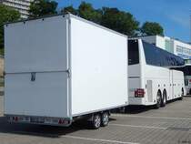 Van Hool T917 von Happyday Hanke aus Deutschland mit Radanhänger im Stadthafen Sassnitz am 11.06.2017