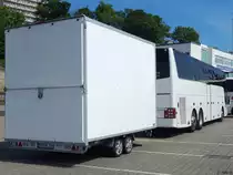 Van Hool T917 von Happyday Hanke aus Deutschland mit Radanhänger im Stadthafen Sassnitz am 11.06.2017