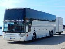 Van Hool T917 von Happyday Hanke aus Deutschland mit Radanhänger im Stadthafen Sassnitz am 11.06.2017