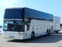 Van Hool T917 von Happyday Hanke aus Deutschland mit Radanhänger im Stadthafen Sassnitz am 11.06.2017