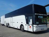 Van Hool T917 von Happyday Hanke aus Deutschland mit Radanhänger im Stadthafen Sassnitz am 11.06.2017