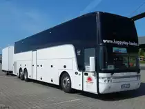 Van Hool T917 von Happyday Hanke aus Deutschland mit Radanhänger im Stadthafen Sassnitz am 11.06.2017