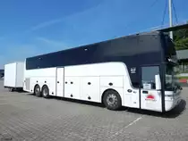 Van Hool T917 von Happyday Hanke aus Deutschland mit Radanhänger im Stadthafen Sassnitz am 11.06.2017
