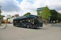 Ein VDL Citea SLF-120 Elektrobus wird gerade in Hanau von der HSB getestet. Hier dieser Bus am 12.07.18 in Hanau Freiheitsplatz 