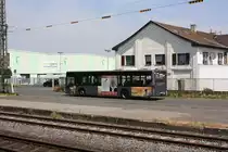  Ein Bus der RVK (Rheinland-Touristik) auf der Linie 818 (Hersel-Stadtbahn - Sechtem BF) beim verlassen der Haltestelle Roisdorf Bahnhof in Richtung Hersel-Stadtbahn.
Foto entstand auf dem Bahnsteig in Roisdorf.

Bornheim Roisdorf
20.07.2018