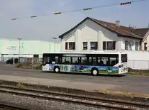 Ein Bus der RVK (Rheinland-Touristik) auf der Linie 817 (Hersel-Stadtbahn - Rheinbach) beim verlassen der Haltestelle Roisdorf Bahnhof in Richtung Rheinbach.
Foto entstand auf dem Bahnsteig in Roisdorf.

Bornheim Roisdorf
20.07.2018
