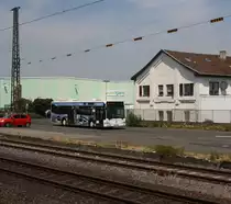 Ein Bus der RVK (Rheinland-Touristik) auf der Linie 818 (Hersel-Stadtbahn - Sechtem BF) beim verlassen der Haltestelle Roisdorf Bahnhof in Richtung Hersel-Stadtbahn.
Foto entstand auf dem Bahnsteig in Roisdorf.

Bornheim Roisdorf
20.07.2018
