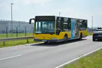 Am 04.06.2016fährt B-EX 8133 für die ILA 2016 auf der ILA Sonderlinie R zwischen U-Bahnhof Rudow und ILA-Gelände. Aufgenommen wurde ein Mercedes Benz Citaro I.
