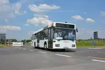 Am 04.06.2016 fährt B-CM 366 für die ILA 2016 auf der ILA Sonderlinie R zwischen U-Bahnhof Rudow und ILA-Gelände. Aufgenommen wurde ein Mercedes Benz O 405N.