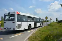 Am 04.06.2016 fährt B-CM 366 für die ILA 2016 auf der ILA Sonderlinie R zwischen U-Bahnhof Rudow und ILA-Gelände. Aufgenommen wurde ein Mercedes Benz O 405N.