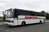 Serbien / Belgrad / Beograd: Setra S 215 HD von  Šampion  aus Belgrad, aufgenommen im Juni 2018 in der Nähe der Haltestelle  Ekonomski fakultet  in Belgrad.