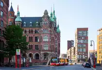Morgens in der Hamburger Speicherstadt: Wagen 7529 der Hamburger Hochbahn AG erreicht als Linie 6 die Haltestelle Bei St. Annen.
