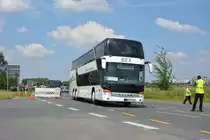 Am 04.06.2016 fährt B-EX 3057 für die ILA 2016 auf der ILA Sonderlinie T zwischen Flughafen Tegel und ILA-Gelände. Aufgenommen wurde ein Setra S 431 DT.