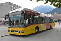 Volvo Hybrid Bus der Post, auf der Linie 105, bedient die Haltestelle beim Bahnhof Interlaken West. Die Aufnahme stammt vom 25.07.2018.