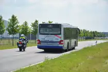 Am 04.06.2016 fährt P-AV 585 für die ILA 2016 auf der Shuttle Linie  L . Aufgenommen wurde ein MAN Lion's City der BVSG / Betriebshof Stahnsdorf.