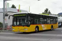 Mercedes Citaro der Post, auf der Linie 106, fährt zur Haltestelle beim Bahnhof Interlaken West. Die Aufnahme stammt vom 25.07.2018.