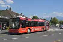 MAN Lions City 122 mit der Bauhaus Werbung, auf der Linie 1, wartet an der Haltestelle beim Bahnhof Thun. Die Aufnahme stammt vom 30.07.2018.