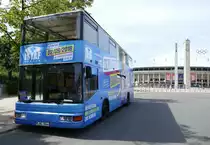 MAN ND 202, B-BC 3044 (ex BVG B-V 3044) von Pokra/ Berlin City Tour -BCT, mit Werbung für die ISTAF 2018 -''Der Letzte Schrei! '' am Berliner Olympiastadion im August 2018.