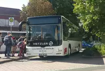 Hier ist der SÜW MF 144 von Hetzler Reisen auf der Schulbuslinie 558 nach Steinweiler Brotbäckerstraße unterwegs. Gesichtet am 07.09.2018 am Schulzentrum in Herxheim.