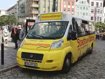 Ein weiterer  Stadtrundfahrten Kleinbus (Fiat Ducato) in Rostock am 28.08.2018 nahe der Universität von Rostok.