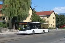MAN Niederflurbus 3. Generation (Lion's City) von Postbus BD-15100 als Schienenersatzverkehr für die Brennerbahn in Innsbruck, Amraser Straße. Aufgenommen 17.8.2018.