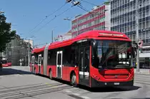 Volvo Hybrid Bus 874, auf der Linie 19, fährt zur Haltestelle beim Bahnhof Bern. Die Aufnahme stammt vom 09.07.2018.