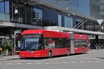 Hess Trolleybus 23, auf der Linie 20, bedient die Haltestelle beim Bahnhof Bern. Die Aufnahme stammt vom 09.07.2018.