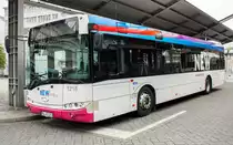 Ein Solaris Urbino 12 von der NEW'MöBus mit der Wagennummer 1218 am Mönchengladbacher Hauptbahnhof. Auch interessant ist der kleine Schönheitsfleck. | August 2018