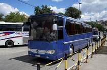 Serbien / Belgrad / Beograd: Dr�gm�ller von  MAESTRAL TRAVEL  / Marko Vilotijevic aus  Kraljevo, aufgenommen im Juni 2018 in der N�he der Haltestelle  Ekonomski fakultet  in Belgrad. Bemerkenswert ist der sehr gute Zustand des Busses sowie die vorgenommenen Umbauten am Bus selbst: Die Front mit Anbauteilen vom Mercedes-Benz Travego, das Heck mit Anbauteilen vom Mercedes-Benz Tourismo.