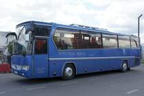 Serbien / Belgrad / Beograd: Drögmöller von  MAESTRAL TRAVEL  / Marko Vilotijevic aus  Kraljevo, aufgenommen im Juni 2018 in der Nähe der Haltestelle  Ekonomski fakultet  in Belgrad. Bemerkenswert ist der sehr gute Zustand des Busses sowie die vorgenommenen Umbauten am Bus selbst: Die Front mit Anbauteilen vom Mercedes-Benz Travego, das Heck mit Anbauteilen vom Mercedes-Benz Tourismo.