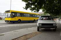 Serbien / Stadtbus Belgrad / City Bus Beograd: FAP A-537.2 - Wagen 111 der GSP Belgrad sowie Zastava Yugo, aufgenommen im Juni 2018 an der Haltestelle  Voždovac  in Belgrad.