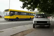 Serbien / Stadtbus Belgrad / City Bus Beograd: FAP A-537.2 - Wagen 111 der GSP Belgrad sowie Zastava Yugo, aufgenommen im Juni 2018 an der Haltestelle  Voždovac  in Belgrad.