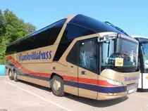 Neoplan Starliner von Ramkvillabuss aus Schweden im Stadthafen Sassnitz am 19.09.2014